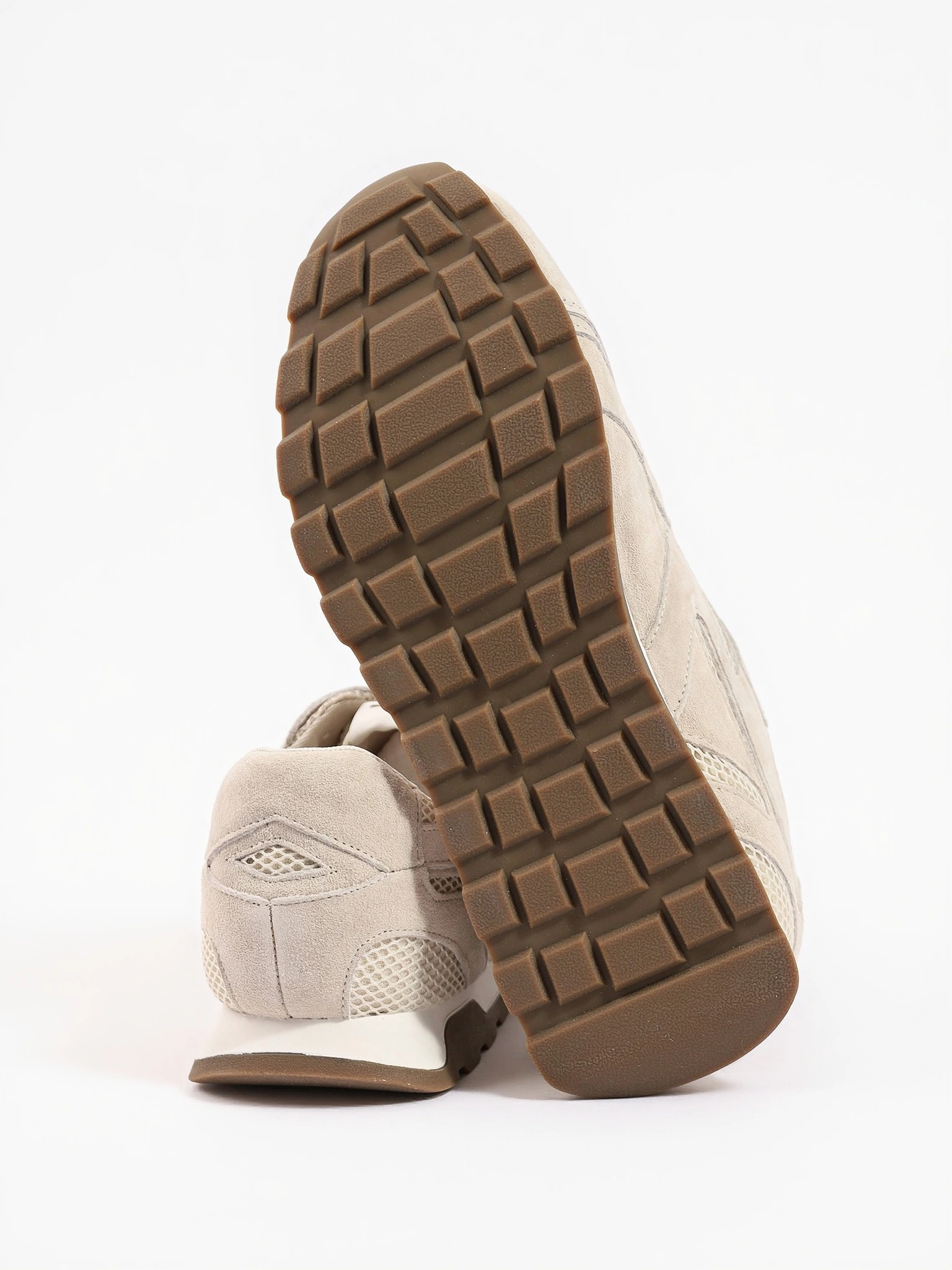 Кроссовки комбинированные серого цвета на низкой подошве